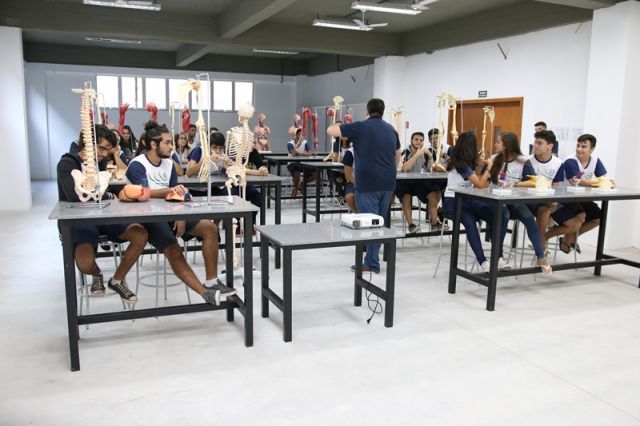 AULA DE BIOLOGIA NO NOVO LABORATÓRIO