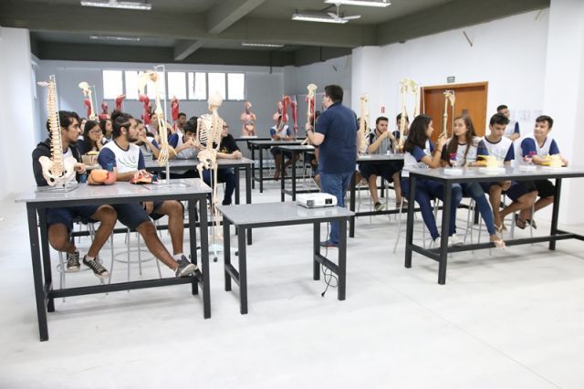 AULA DE BIOLOGIA NO NOVO LABORATÓRIO