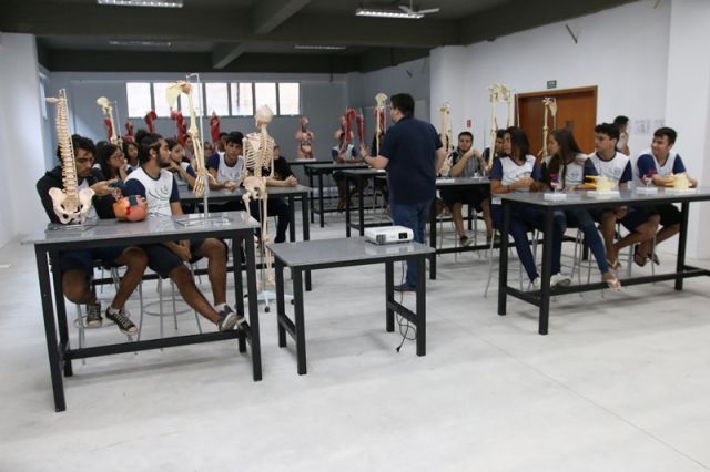 AULA DE BIOLOGIA NO NOVO LABORATÓRIO