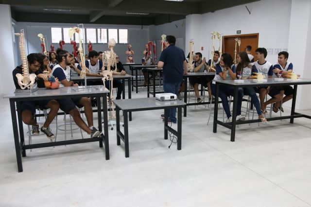 AULA DE BIOLOGIA NO NOVO LABORATÓRIO