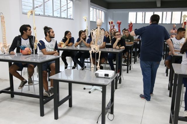 AULA DE BIOLOGIA NO NOVO LABORATÓRIO
