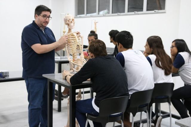 AULA DE BIOLOGIA NO NOVO LABORATÓRIO