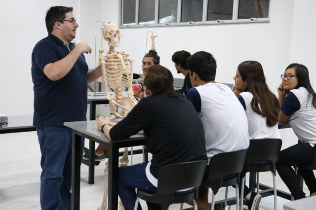 AULA DE BIOLOGIA NO NOVO LABORATÓRIO