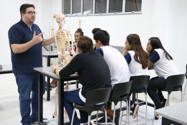 AULA DE BIOLOGIA NO NOVO LABORATÓRIO