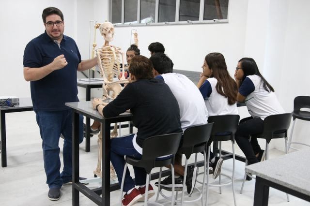 AULA DE BIOLOGIA NO NOVO LABORATÓRIO