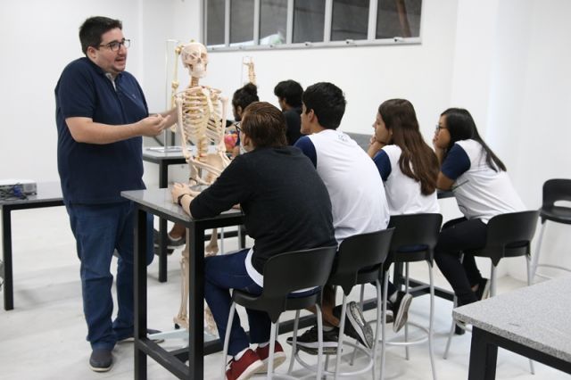 AULA DE BIOLOGIA NO NOVO LABORATÓRIO