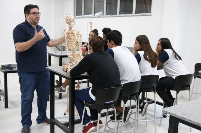 AULA DE BIOLOGIA NO NOVO LABORATÓRIO
