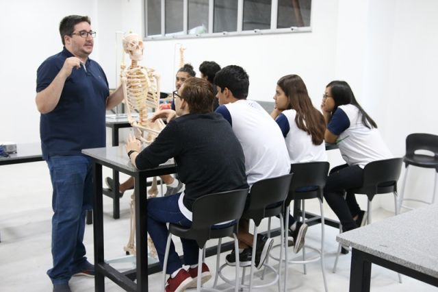 AULA DE BIOLOGIA NO NOVO LABORATÓRIO