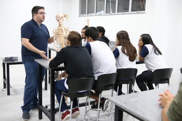 AULA DE BIOLOGIA NO NOVO LABORATÓRIO