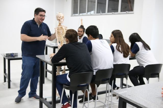 AULA DE BIOLOGIA NO NOVO LABORATÓRIO