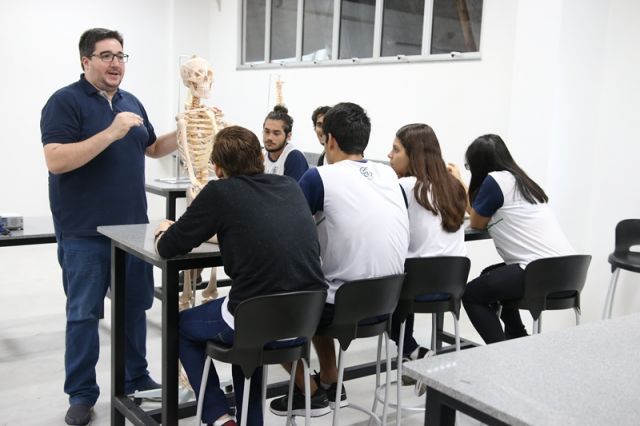 AULA DE BIOLOGIA NO NOVO LABORATÓRIO