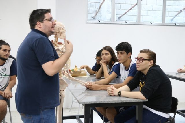 AULA DE BIOLOGIA NO NOVO LABORATÓRIO