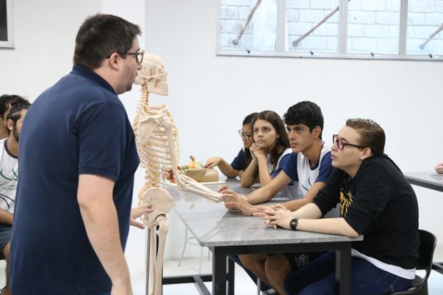AULA DE BIOLOGIA NO NOVO LABORATÓRIO