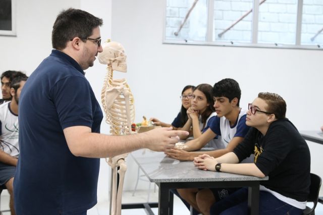 AULA DE BIOLOGIA NO NOVO LABORATÓRIO