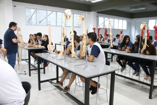 AULA DE BIOLOGIA NO NOVO LABORATÓRIO