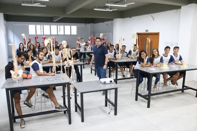 AULA DE BIOLOGIA NO NOVO LABORATÓRIO