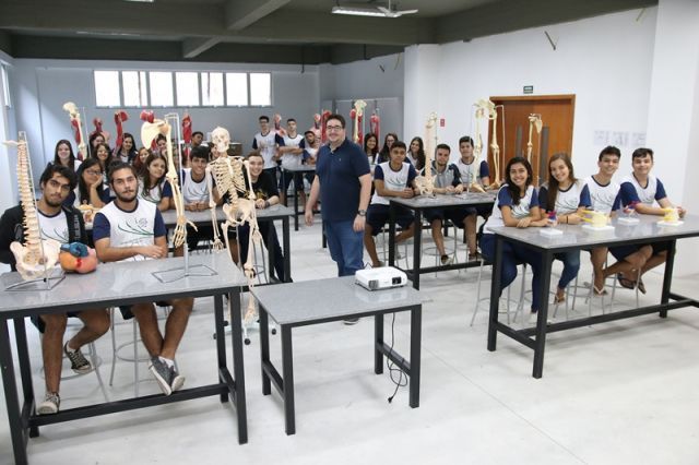 AULA DE BIOLOGIA NO NOVO LABORATÓRIO