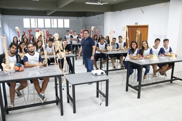 AULA DE BIOLOGIA NO NOVO LABORATÓRIO