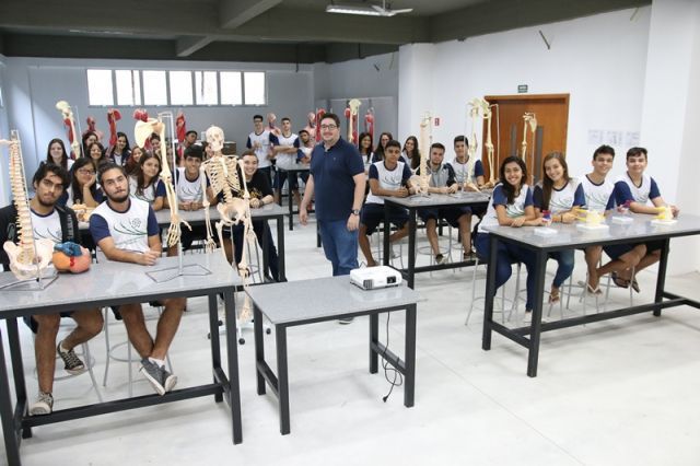 AULA DE BIOLOGIA NO NOVO LABORATÓRIO