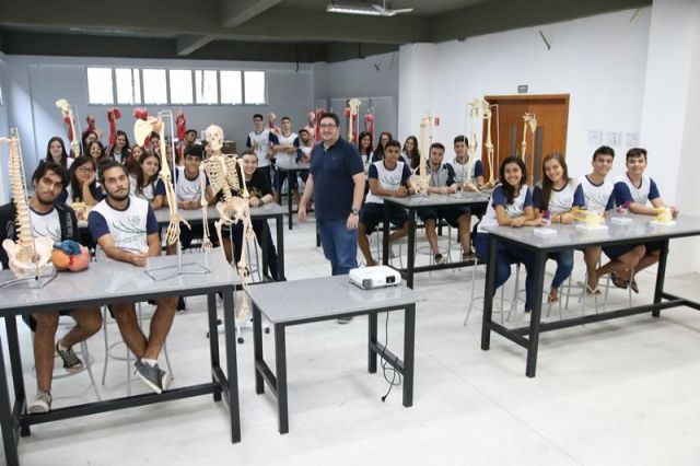 AULA DE BIOLOGIA NO NOVO LABORATÓRIO