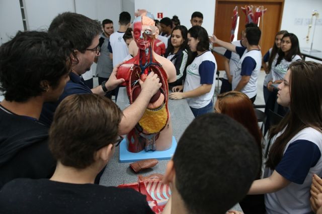 AULA DE BIOLOGIA NO NOVO LABORATÓRIO