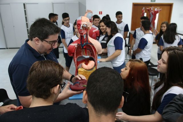 AULA DE BIOLOGIA NO NOVO LABORATÓRIO
