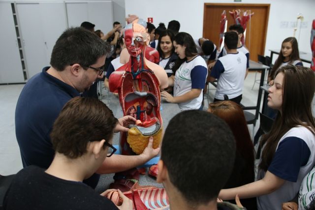 AULA DE BIOLOGIA NO NOVO LABORATÓRIO