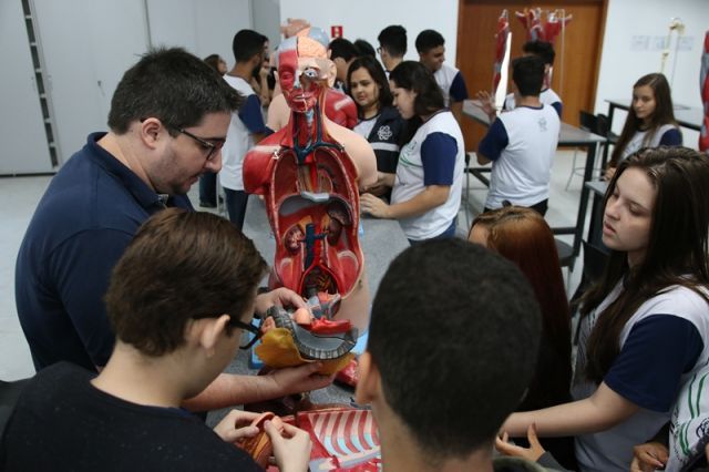 AULA DE BIOLOGIA NO NOVO LABORATÓRIO