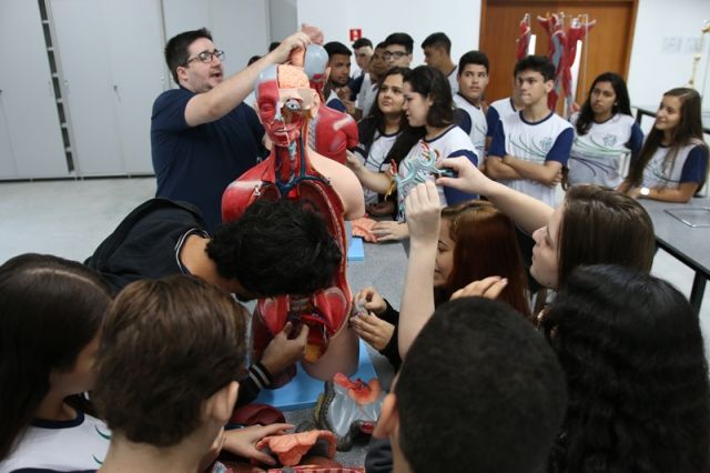 AULA DE BIOLOGIA NO NOVO LABORATÓRIO