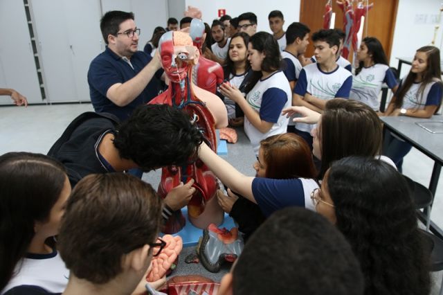 AULA DE BIOLOGIA NO NOVO LABORATÓRIO
