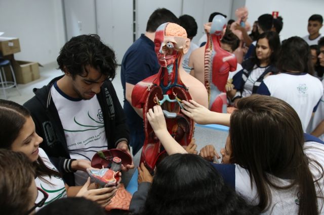 AULA DE BIOLOGIA NO NOVO LABORATÓRIO