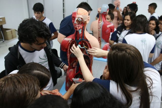 AULA DE BIOLOGIA NO NOVO LABORATÓRIO