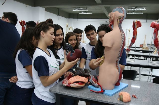 AULA DE BIOLOGIA NO NOVO LABORATÓRIO