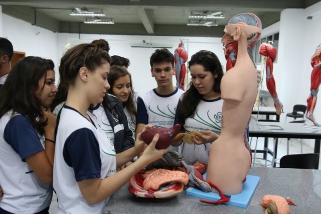 AULA DE BIOLOGIA NO NOVO LABORATÓRIO
