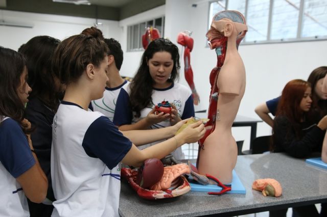 AULA DE BIOLOGIA NO NOVO LABORATÓRIO