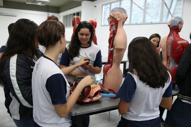 AULA DE BIOLOGIA NO NOVO LABORATÓRIO
