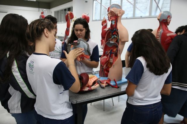 AULA DE BIOLOGIA NO NOVO LABORATÓRIO