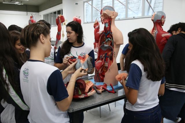 AULA DE BIOLOGIA NO NOVO LABORATÓRIO