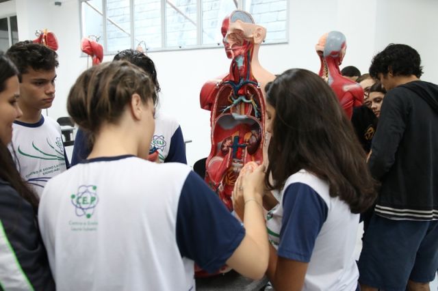 AULA DE BIOLOGIA NO NOVO LABORATÓRIO