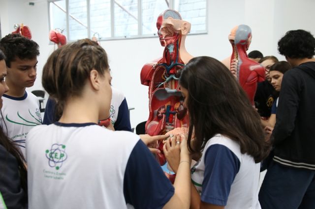 AULA DE BIOLOGIA NO NOVO LABORATÓRIO