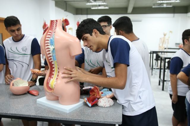 AULA DE BIOLOGIA NO NOVO LABORATÓRIO