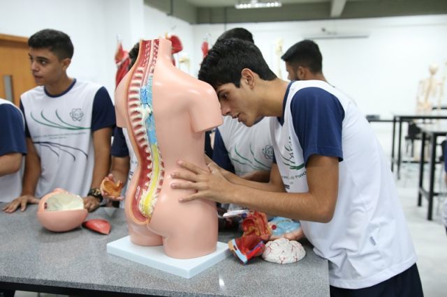 AULA DE BIOLOGIA NO NOVO LABORATÓRIO