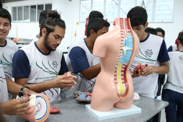 AULA DE BIOLOGIA NO NOVO LABORATÓRIO