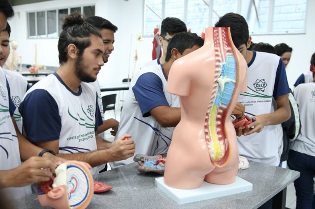 AULA DE BIOLOGIA NO NOVO LABORATÓRIO