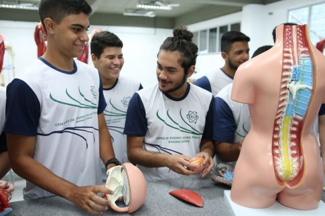 AULA DE BIOLOGIA NO NOVO LABORATÓRIO