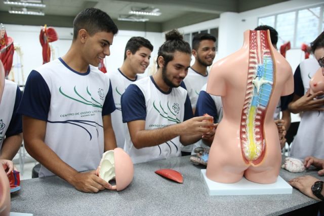AULA DE BIOLOGIA NO NOVO LABORATÓRIO