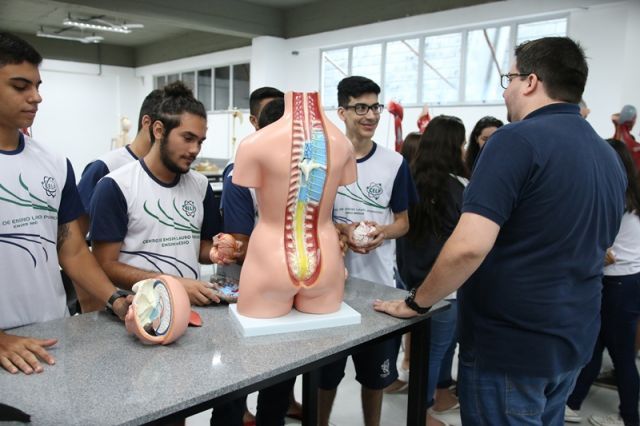 AULA DE BIOLOGIA NO NOVO LABORATÓRIO
