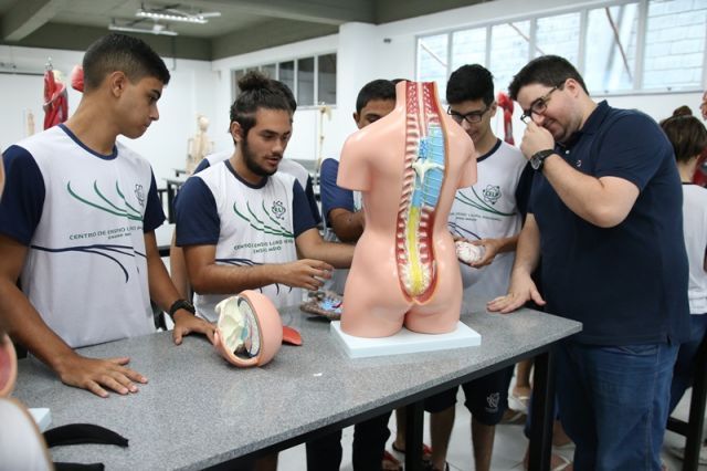 AULA DE BIOLOGIA NO NOVO LABORATÓRIO