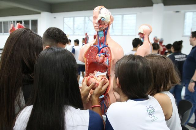 AULA DE BIOLOGIA NO NOVO LABORATÓRIO