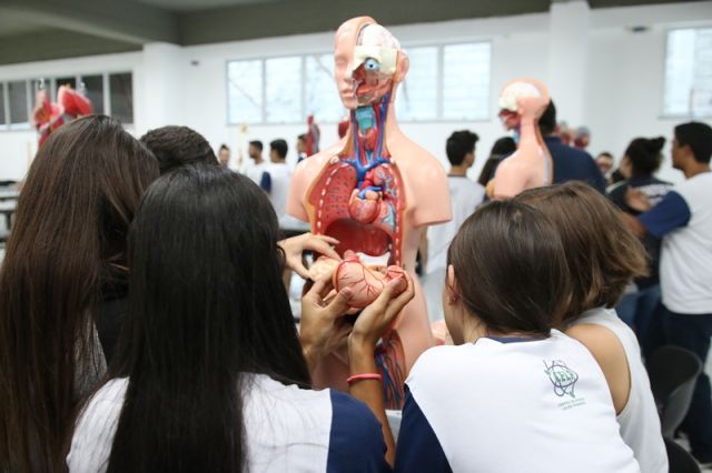 AULA DE BIOLOGIA NO NOVO LABORATÓRIO